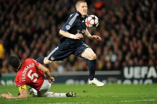 O zagueiro Rio Ferdinand aborda o meia Bastian Schweinsteiger do Bayern de Munique 