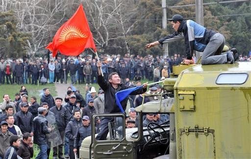 Manifestantes instituiram governo paralelo ap&oacute;s ataques &agrave; presid&ecirc;ncia e ao parlamento do Quirguist&atilde;o