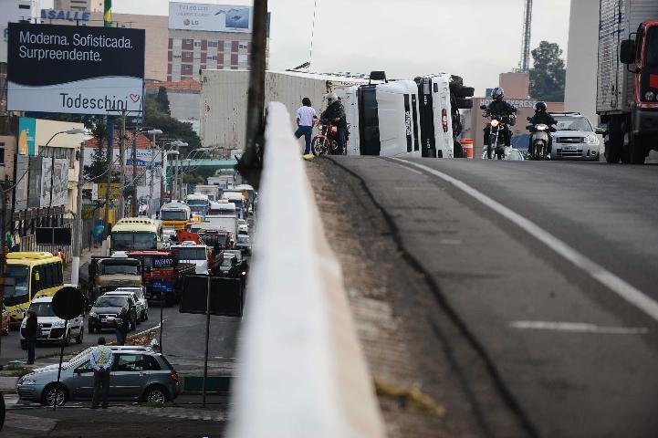 Dois guinchos fazem trabalho de remo&ccedil;&atilde;o de carreta na BR-116