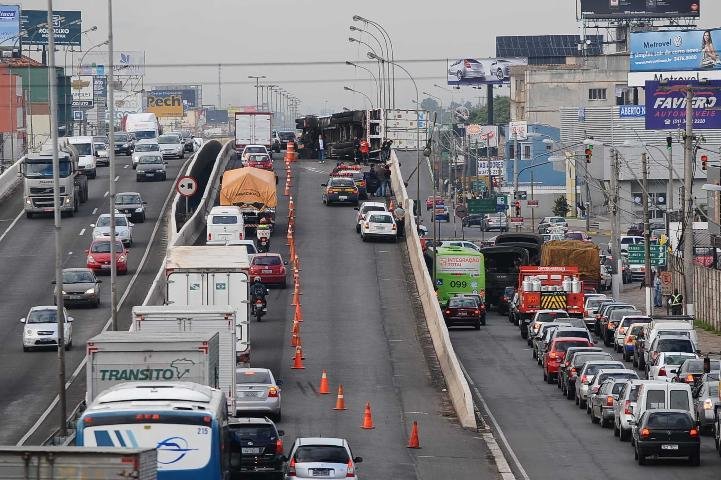 Rodovia segue engarrafada 