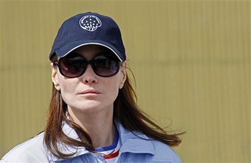 Carla Bruni tenta acabar com boatos sobre casamento com Sarkozy