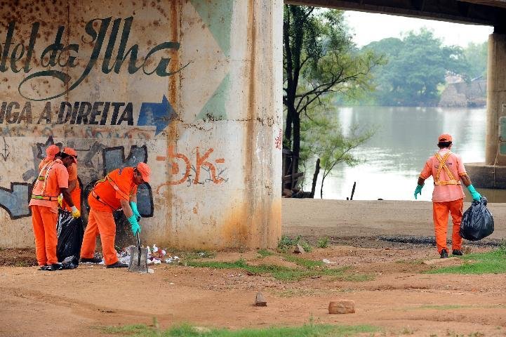 Opera&ccedil;&atilde;o conjunta retira lixo da Ilha dos Marinheiros 