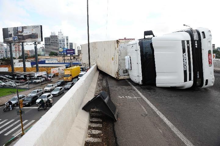 Carreta tombou sobre o viaduto da Metrovel 