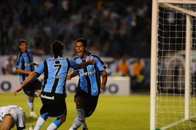 Magr&atilde;o joga ao lado de Ferdinando