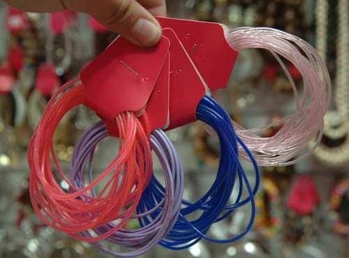 Pulseiras de silicone exigem alerta, informa&ccedil;&atilde;o e di&aacute;logo 