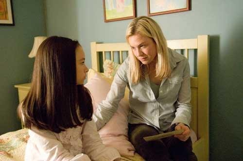 Ren&eacute;e Zellweger enfrenta poder demon&iacute;aco de crian&ccedil;a em thriller