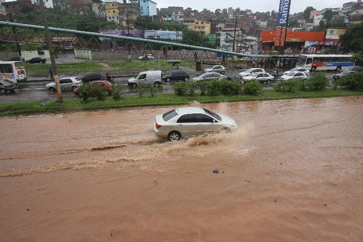 Chuva em Salvador alagou ruas e fez barranco desabar sobre &ocirc;nibus