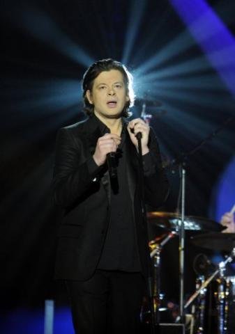 Cantor franc&ecirc;s processa TV por boatos sobre caso com Carla Bruni