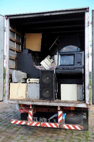 Caminh&otilde;es, com placas de Gravata&iacute; e Porto Alegre foram abandonados