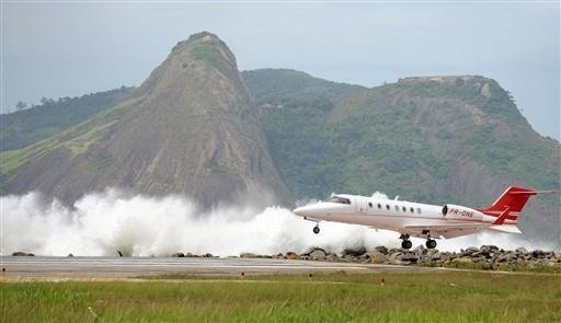 &Aacute;guas da Ba&iacute;a de Guanabara atingem pista de aeroporto