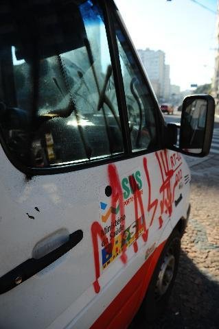 Ambul&acirc;ncia do Samu &eacute; pichada por v&acirc;ndalos