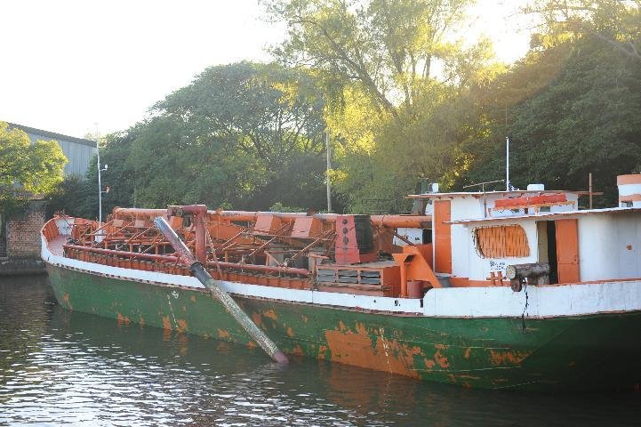 Barco &eacute; apreendido no rio Jacu&iacute;