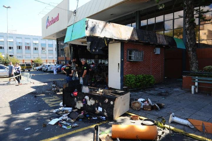 Inc&ecirc;ndio destr&oacute;i floricultura em supermercado
