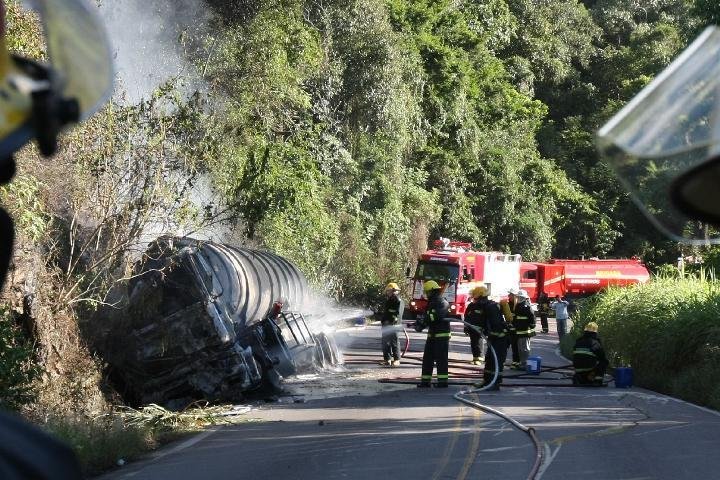 Bombeiros interditaram a RSC-470 para evitar risco de explos&atilde;o