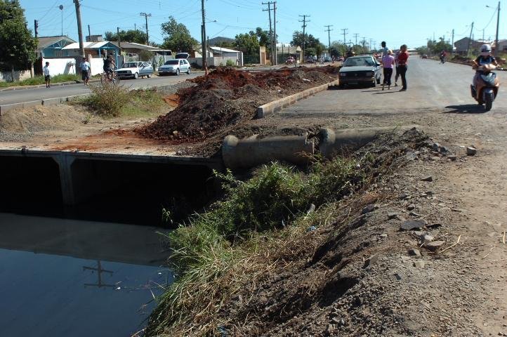 Carro cai em val&atilde;o e mulher morre em Canoas 