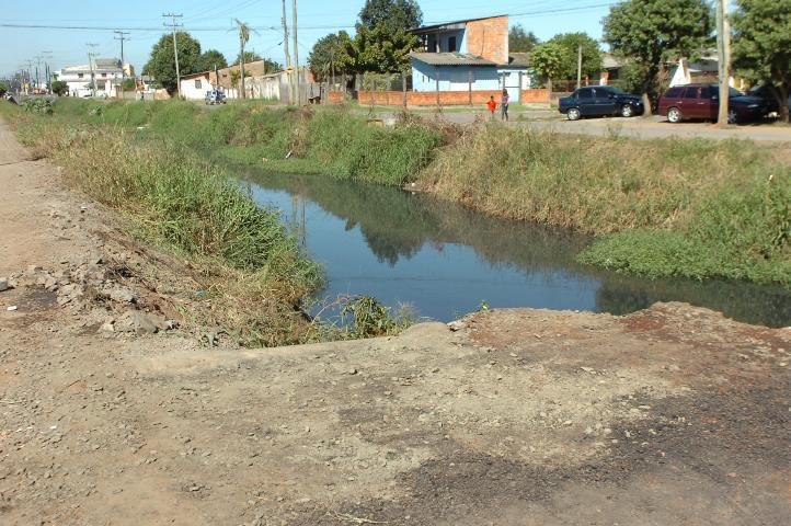 Ve&iacute;culo caiu em um val&atilde;o 