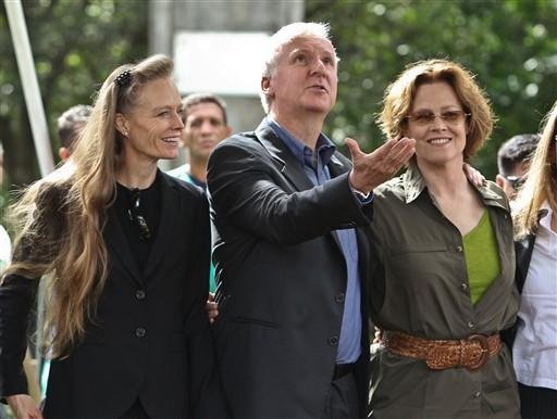 James Cameron (C), sua esposa Suzy Amis (E) e a atriz Sigourney Weaver (D)