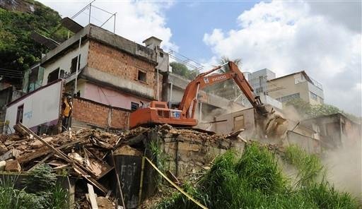 Bombeiros localizam mais 4 corpos no Morro do Bumba, no Rio 