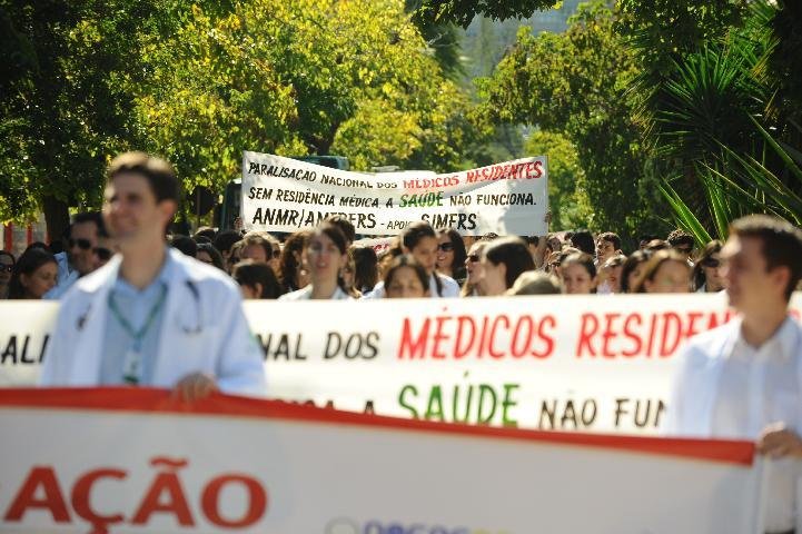 M&eacute;dicos residentes realizam passeata na Capital 