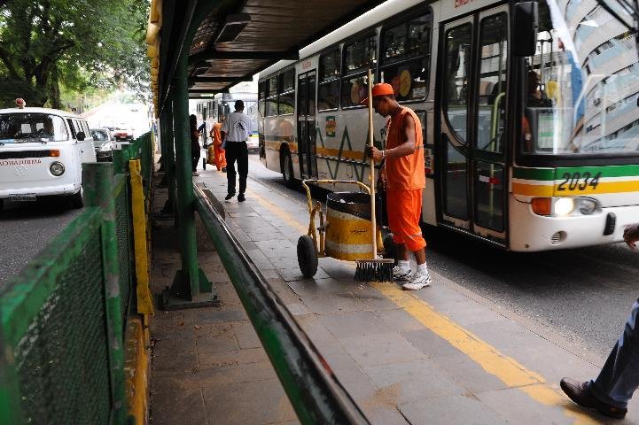 A equipe de manuten&ccedil;&atilde;o el&eacute;trica das paradas constatou a oscila&ccedil;&atilde;o de corrente de 0 a 60 volts nos metais da parada