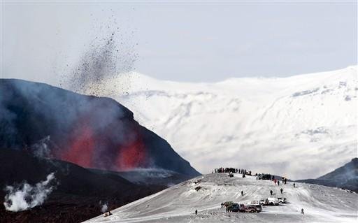 A segunda erup&ccedil;&atilde;o vulc&acirc;nica da Isl&acirc;ndia em menos de um m&ecirc;s ocorre sob a geleira Eyjafjallajokull