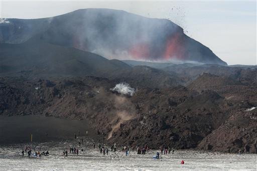 Erup&ccedil;&atilde;o vulc&acirc;nica na Isl&acirc;ndia paralisa aeroportos europeus