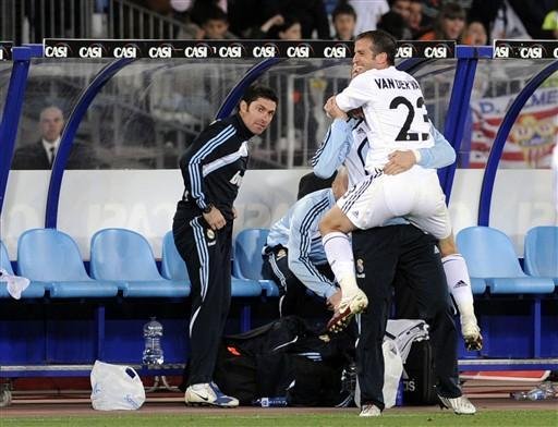 Real Madrid vence e segue na cola do Barcelona