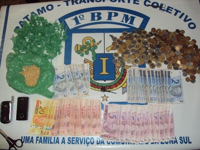 Pol&iacute;cia apreende mais de 400 pedras de crack na zona Sul da Capital 