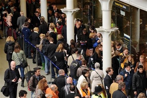 Nuvem de cinzas prejudica aeroportos na Europa pelo 2&ordm; dia