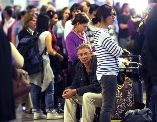 Nuvem de cinzas j&aacute; causou 17 mil cancelamentos de voos na Europa