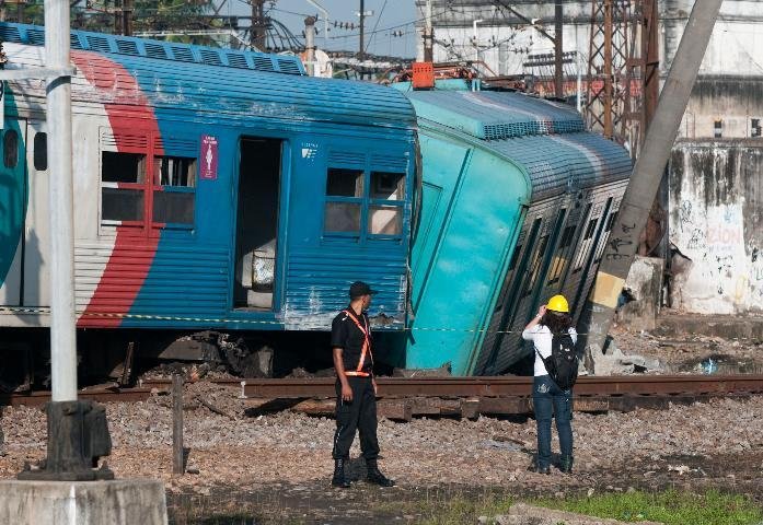 Trem descarrila no Rio e fere 25 pessoas, segundo bombeiros