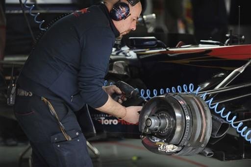 Mec&acirc;nicos da Toro Rosso analisam quebra de suspens&atilde;o do carro de Buemi