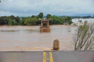 Balsa deve substituir ponte levada pela enchente em Agudo