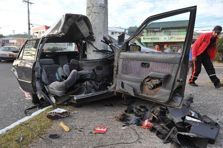 Jovem morre ao colidir contra poste na zona Sul 
