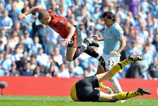 Manchester United derrota o City no fim e segue na briga
