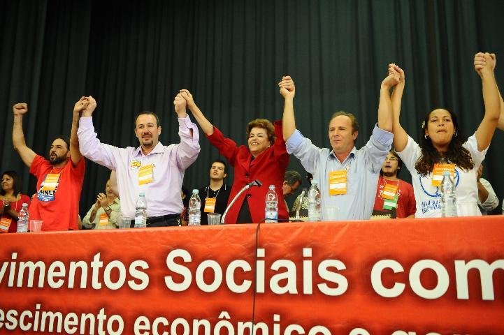 &ldquo;Filho do pedreiro est&aacute; podendo ser doutor&rdquo;, diz Dilma