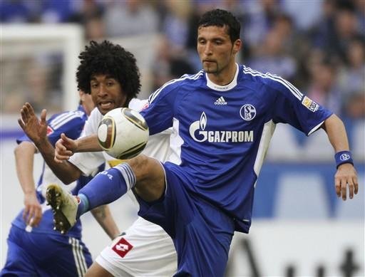 Schalke volta a vencer, vira l&iacute;der e pressiona o Bayern