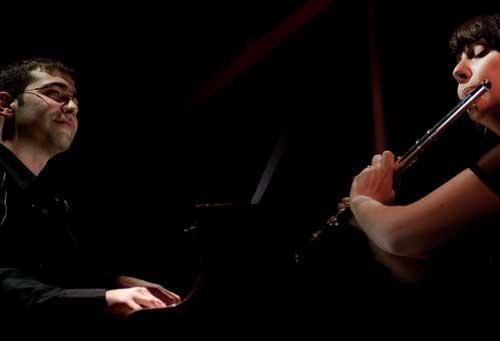 Dupla toca m&uacute;sicas de tango em Porto Alegre