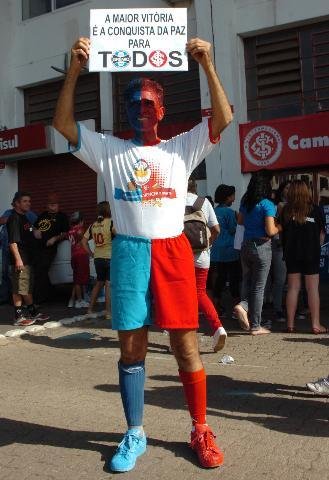 Gremistas e colorados fazem caminhada pela paz