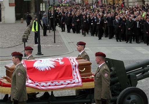 Milhares acompanham funeral de presidente polon&ecirc;s