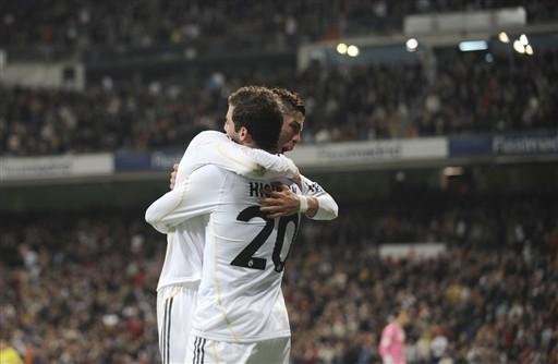 Higuain comemora com Cristiano Ronaldo a vit&oacute;ria do Real