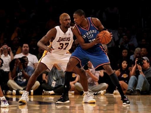 Lakers abre s&eacute;rie contra Thunder com vit&oacute;ria em casa