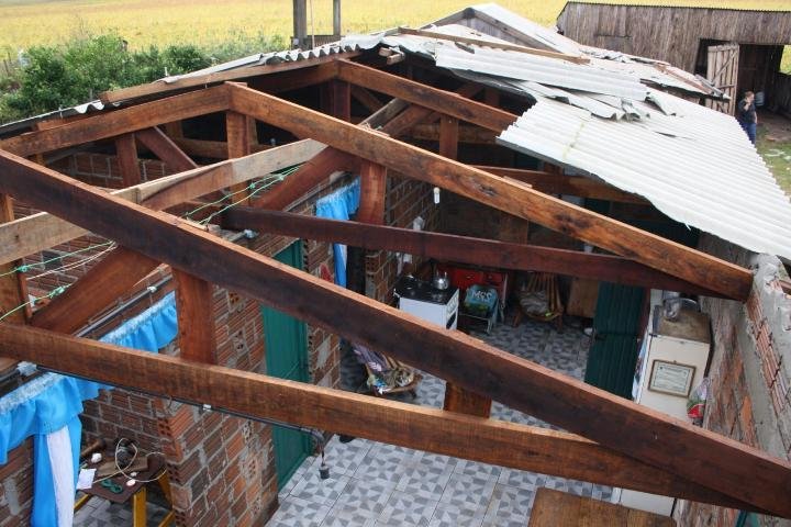 Chuva alagou ruas e derrubou galhos em Santana do Livramento 