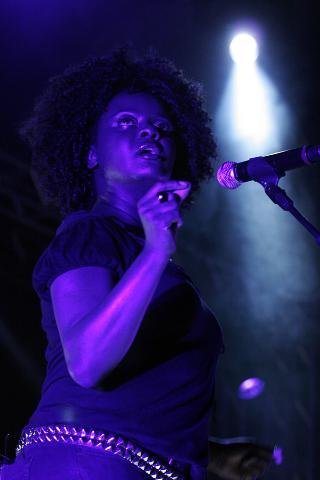 Destaque para a portentosa voz de Inyang Bassey