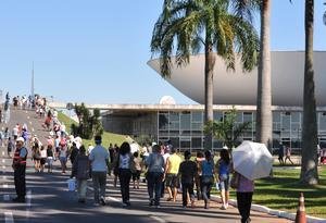 Festa de Bras&iacute;lia re&uacute;ne 200 mil na Esplanada dos Minist&eacute;rios