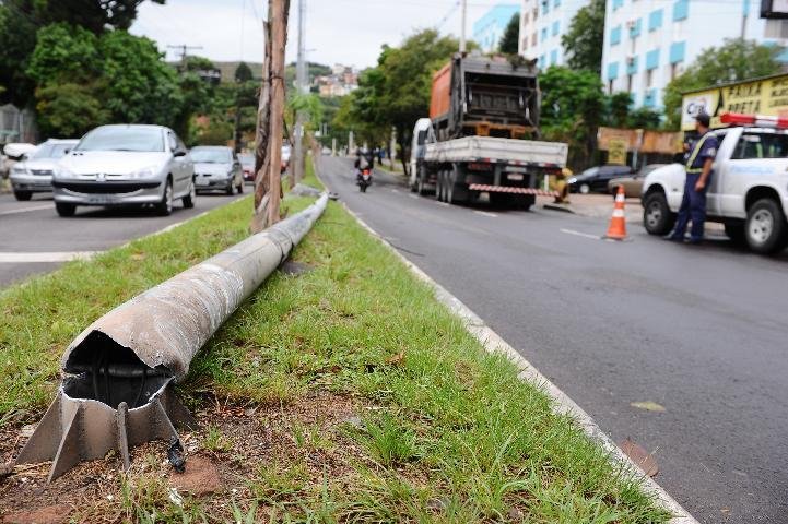 o acidente aconteceu por volta das 6h30min e o motorista n&atilde;o percebeu que havia danificado a fia&ccedil;&atilde;o