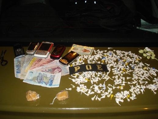 Drogas, dinheiro e celulares apreendidos