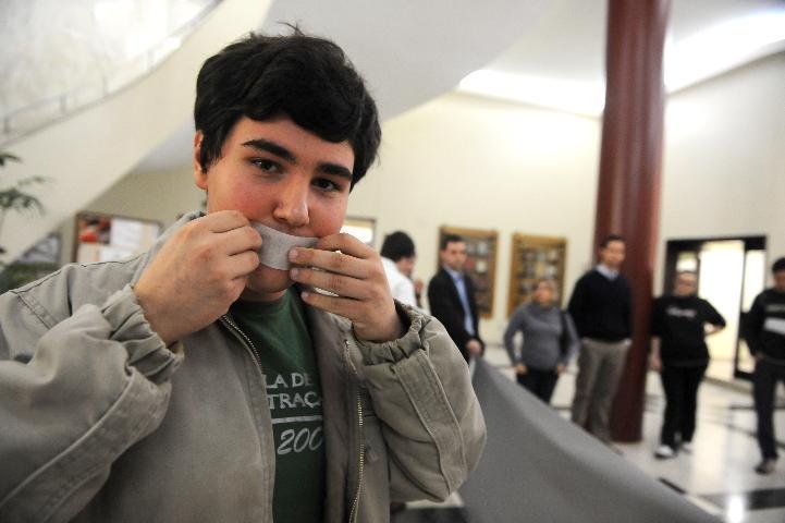 Alunos protestam contra mudan&ccedil;as na formatura da UFRGS 