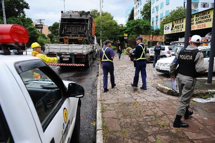 Postes e sem&aacute;foro derrubados por caminh&atilde;o s&atilde;o consertados 