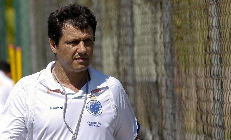Adilson j&aacute; projeta jogo contra o Nacional em coletivo no Cruzeiro